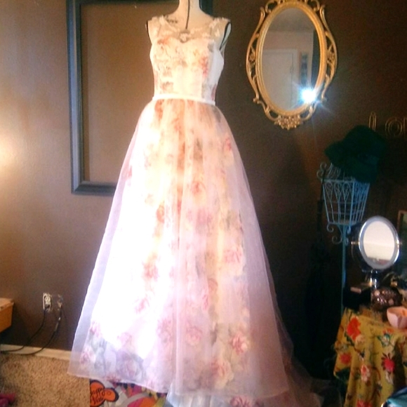 Gorgeous custom made gown - Picture 6 of 14